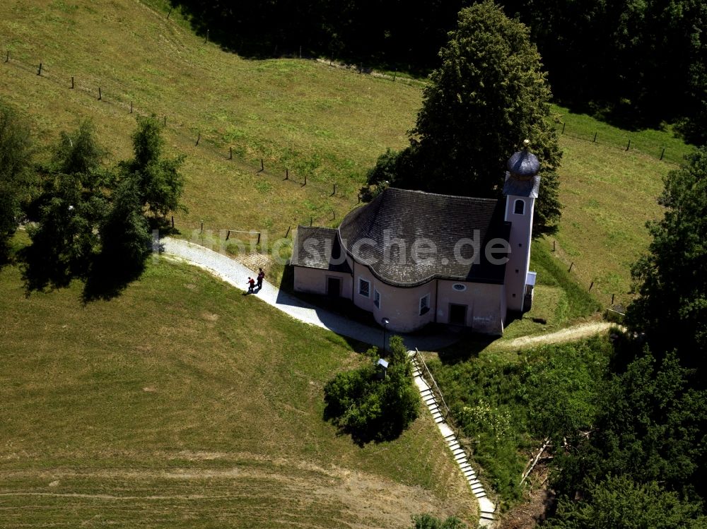 Luftaufnahme Surberg - Die Filialkirche Ettendorf, St. Vitus und Anna, bei Surberg im Bundesland Bayern