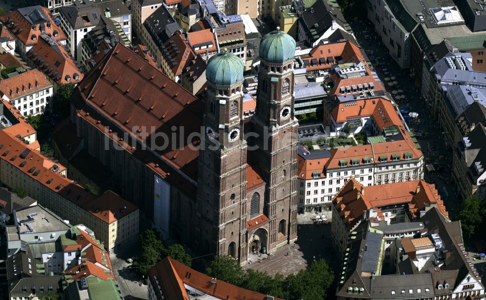 Luftaufnahme München - Die Frauenkirche in München im Bundesland Bayern