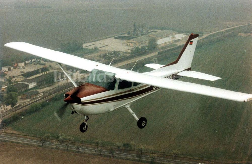 Magdeburg aus der Vogelperspektive: Die Freiheit ist grenzenlos mit einer Cessna 172 Über Magdeburg Sachsen-Anhalt 07.05.1992