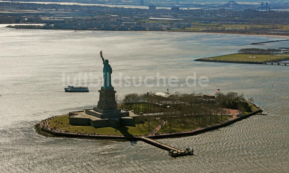 Luftbild New York - Die Freiheitsstatue im Hafen von New York