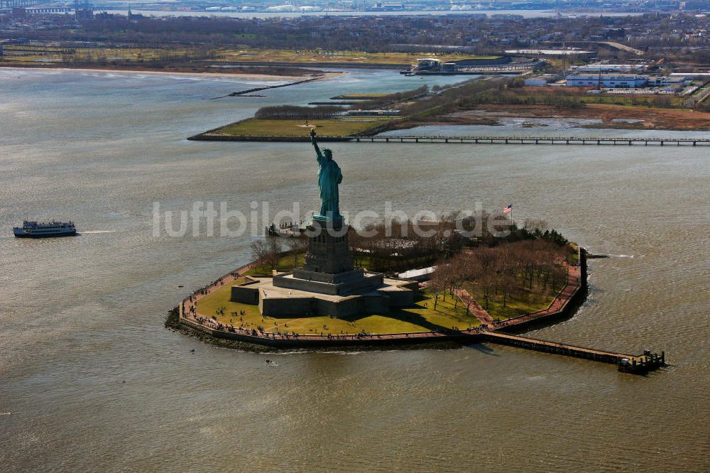 Luftaufnahme New York - Die Freiheitsstatue im Hafen von New York