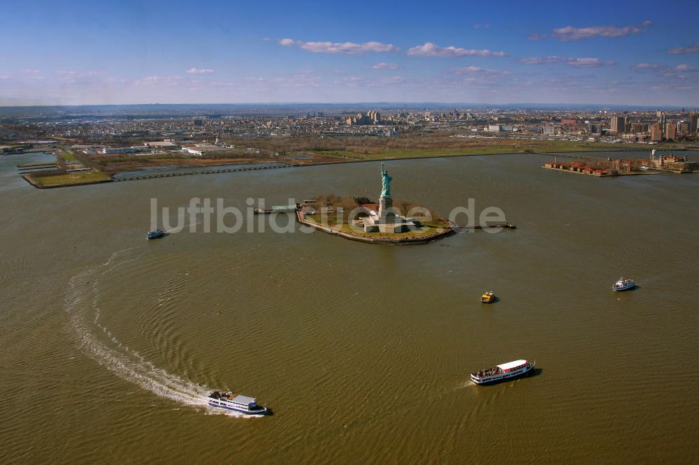 New York von oben - Die Freiheitsstatue im Hafen von New York