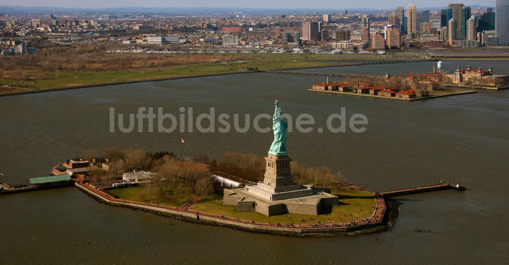 New York aus der Vogelperspektive: Die Freiheitsstatue im Hafen von New York