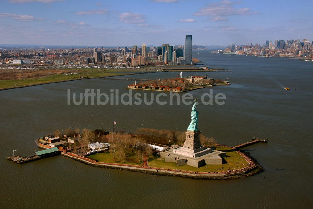 Luftbild New York - Die Freiheitsstatue im Hafen von New York