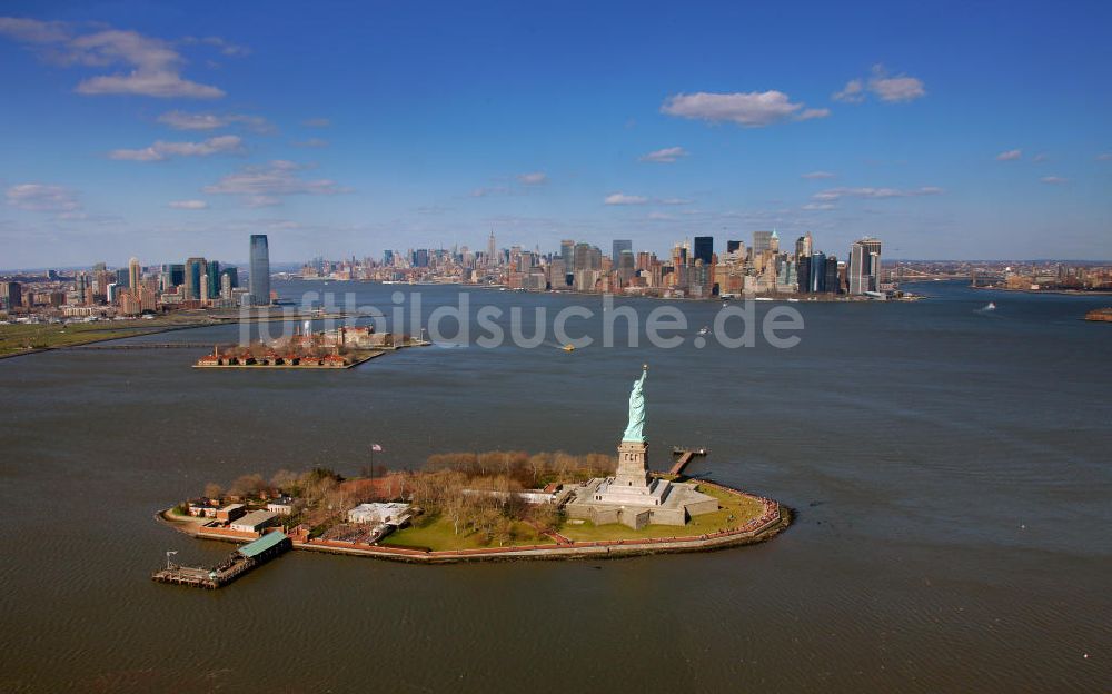 Luftaufnahme New York - Die Freiheitsstatue im Hafen von New York