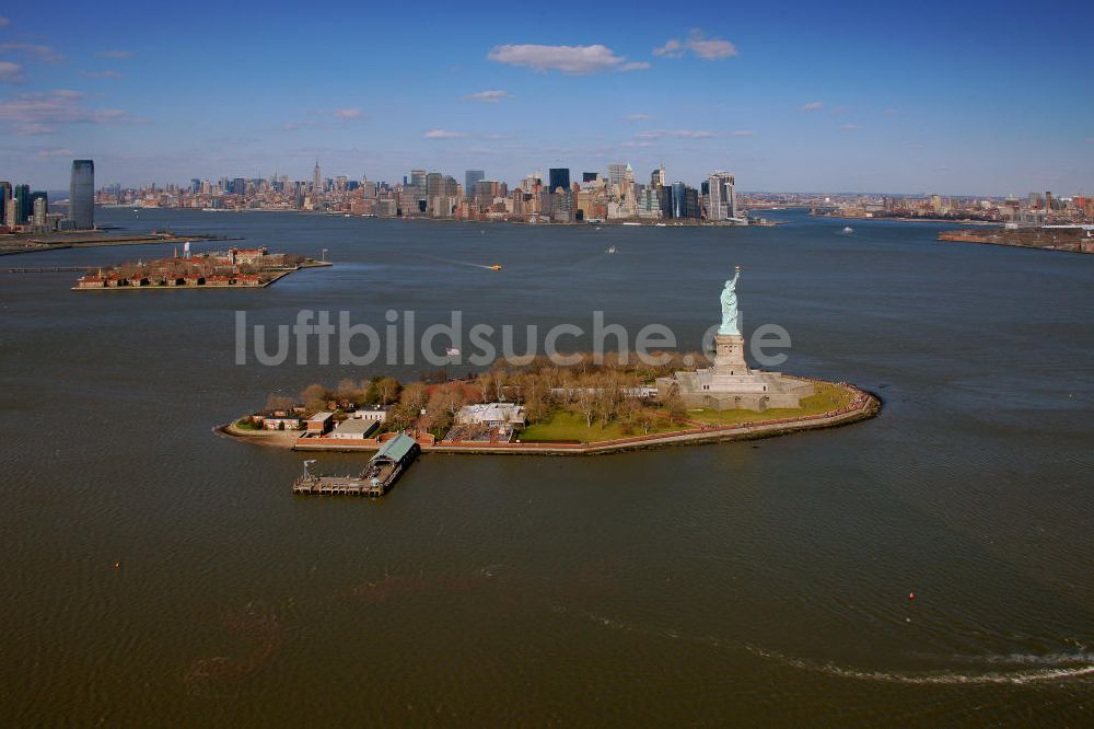 New York von oben - Die Freiheitsstatue im Hafen von New York