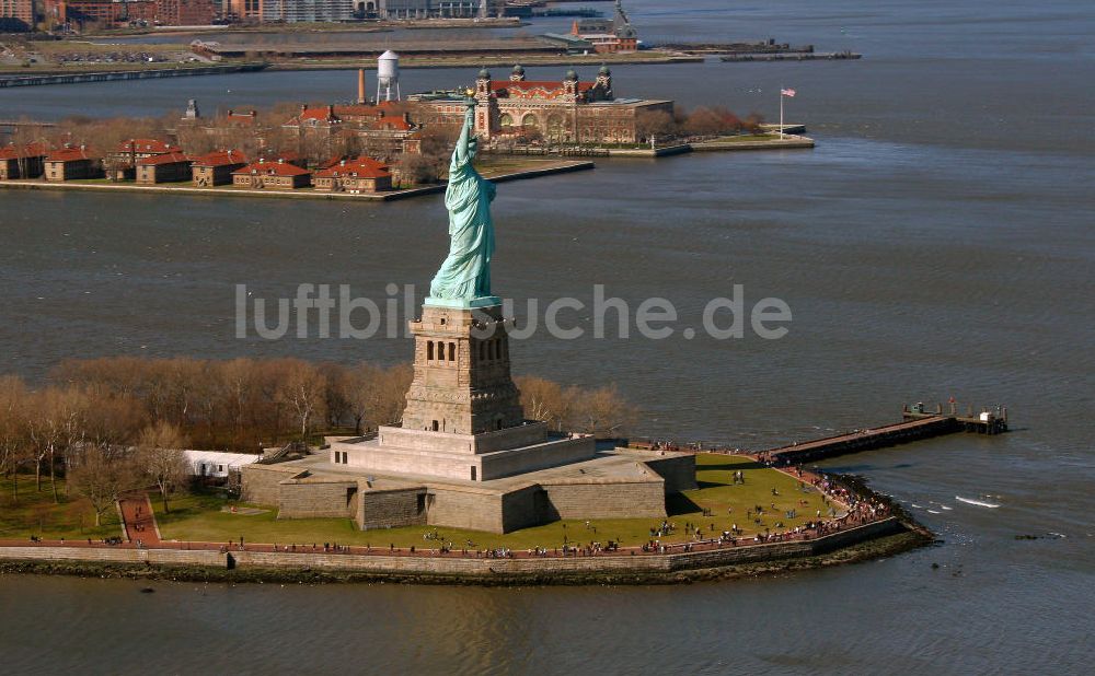 Luftbild New York - Die Freiheitsstatue im Hafen von New York