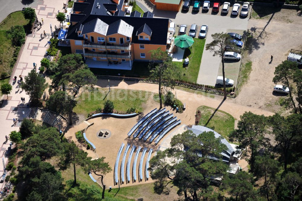 Luftaufnahme Trassenheide - Die Freilichtbühne Kurmuschel in der Siedlung des Strandbades Trassenheide neben dem Haus zur Düne