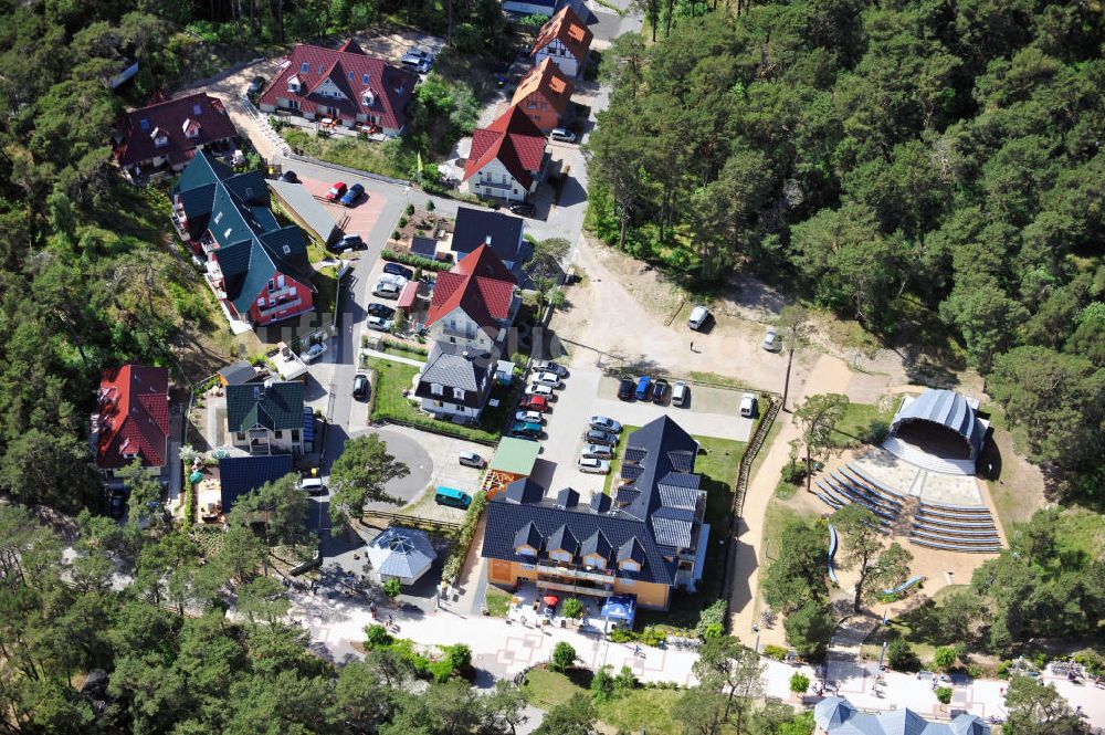 Trassenheide aus der Vogelperspektive: Die Freilichtbühne Kurmuschel in der Siedlung des Strandbades Trassenheide neben dem Haus zur Düne