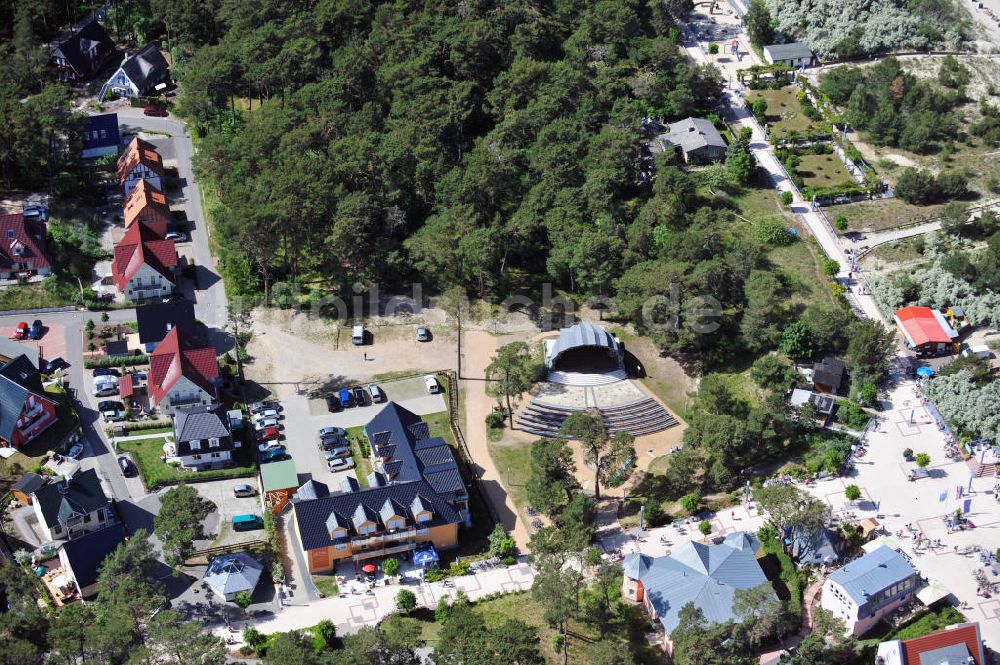 Luftbild Trassenheide - Die Freilichtbühne Kurmuschel in der Siedlung des Strandbades Trassenheide neben dem Haus zur Düne