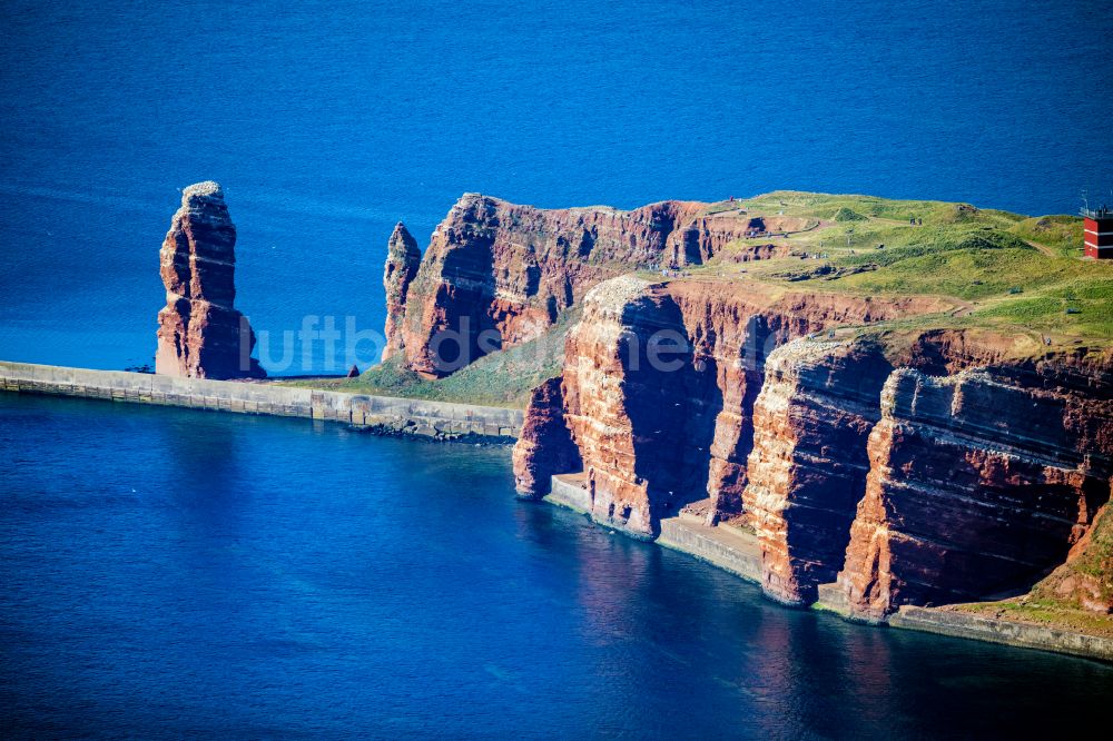 Luftbild Helgoland - Die freistehende Felsnadel Lange Anna auf Helgoland im Bundesland Schleswig-Holstein