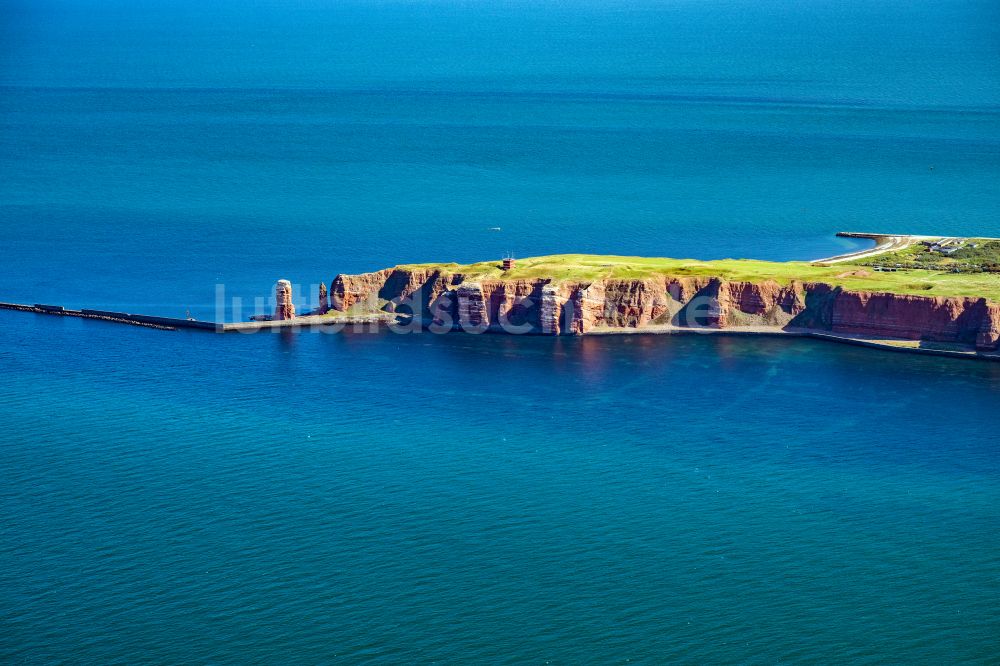 Luftaufnahme Helgoland - Die freistehende Felsnadel Lange Anna auf Helgoland im Bundesland Schleswig-Holstein