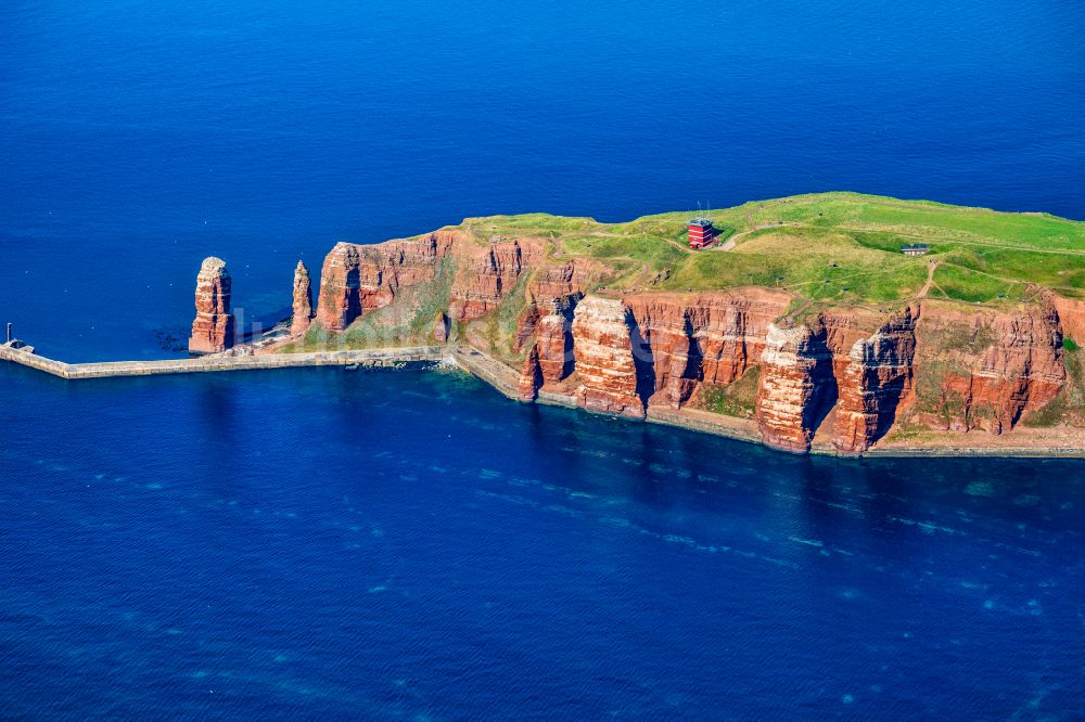 Helgoland von oben - Die freistehende Felsnadel Lange Anna auf Helgoland im Bundesland Schleswig-Holstein