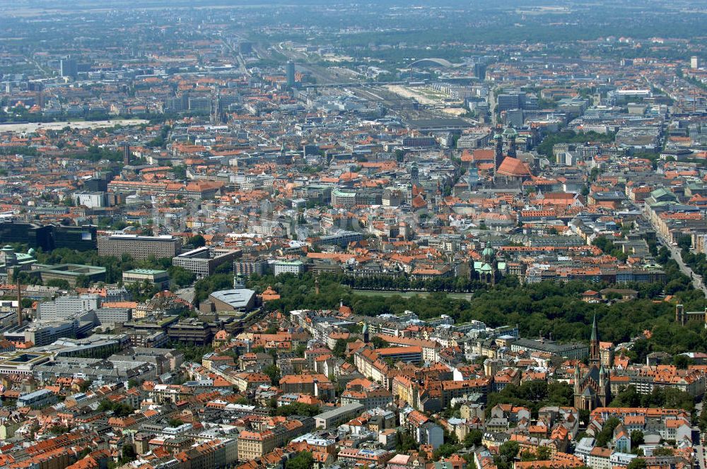 München von oben - Die frühere Pfarrkirche St. Johann Baptist, Gasteig und Frauenkirche