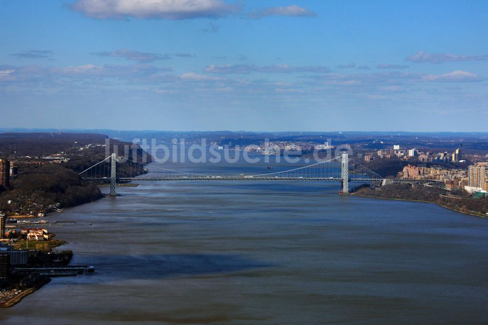 Luftaufnahme New York - Die George-Washington-Brücke über dem Hudson River