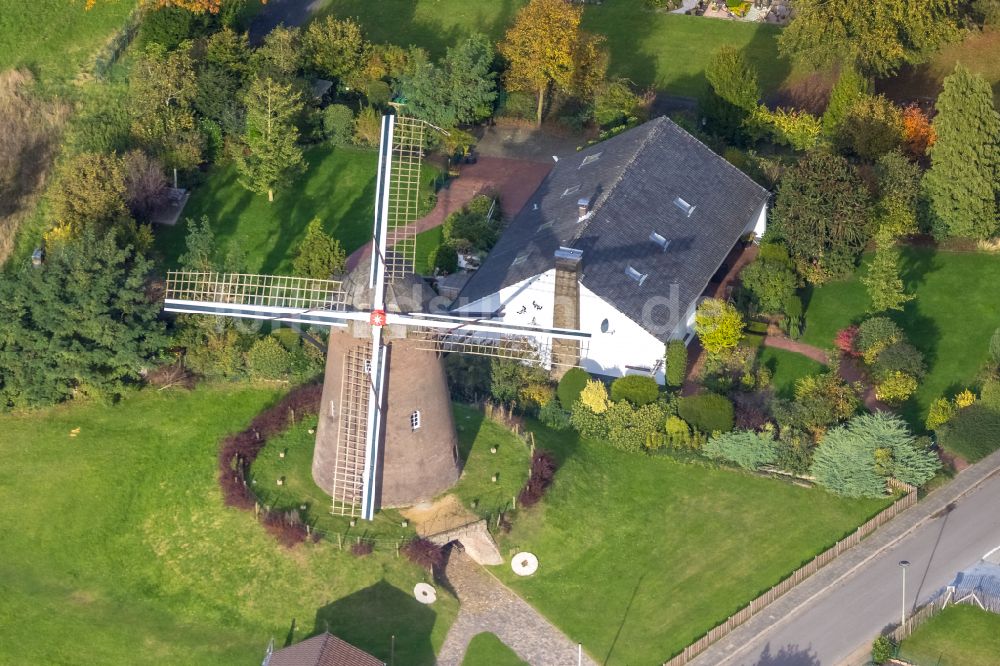 Elten von oben - Die Gerritzens Mühle an der Stockumer Straße in Emmerich am Rhein im Bundesland Nordrhein-Westfalen