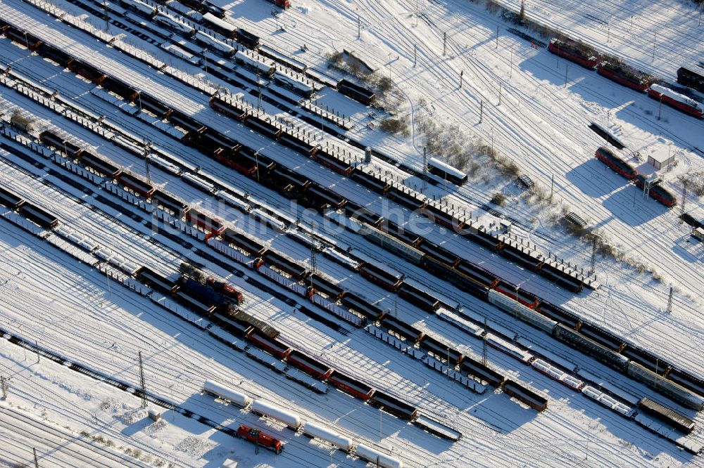 Oberhausen von oben - Die Gleise des Schnee bedeckten Bahnhofs Oberhausen-Osterfeld Süd im Ruhrgebiet