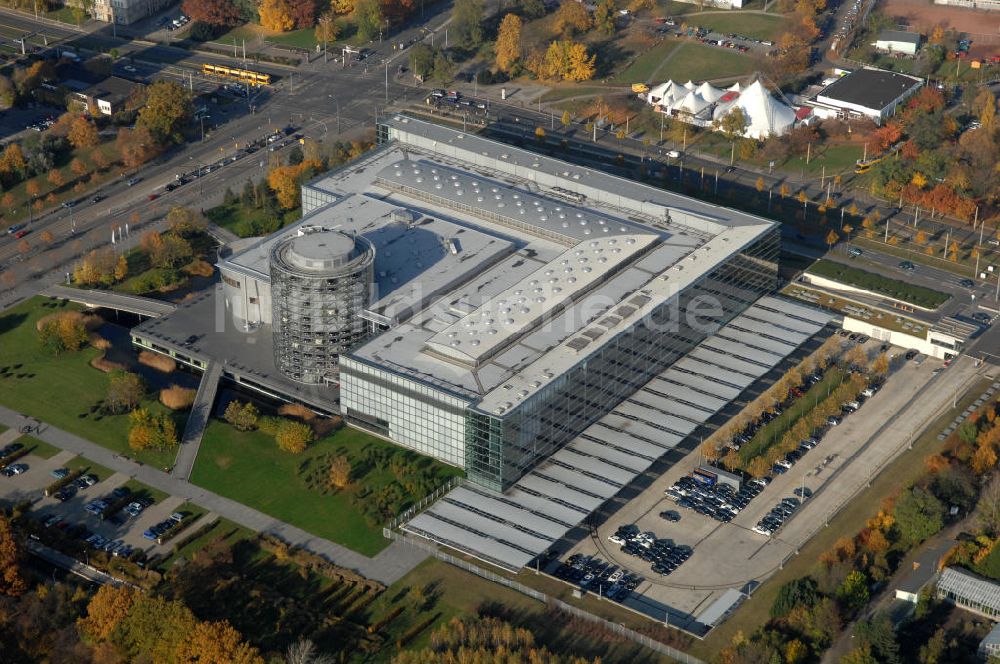 Dresden von oben - Die Gläserne VW-Manufaktur in Dresden