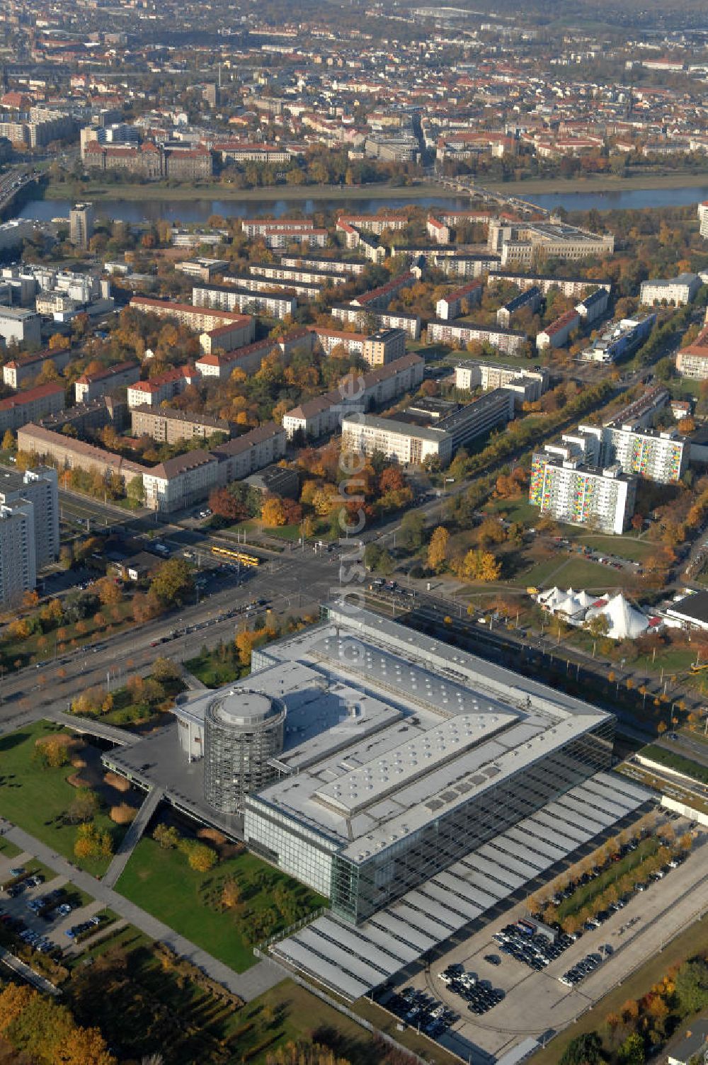 Dresden aus der Vogelperspektive: Die Gläserne VW-Manufaktur in Dresden