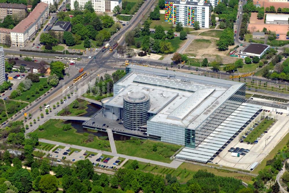 Dresden von oben - Die Gläserne Manufaktur (VW-Werk) am Großen Garten in Dresden