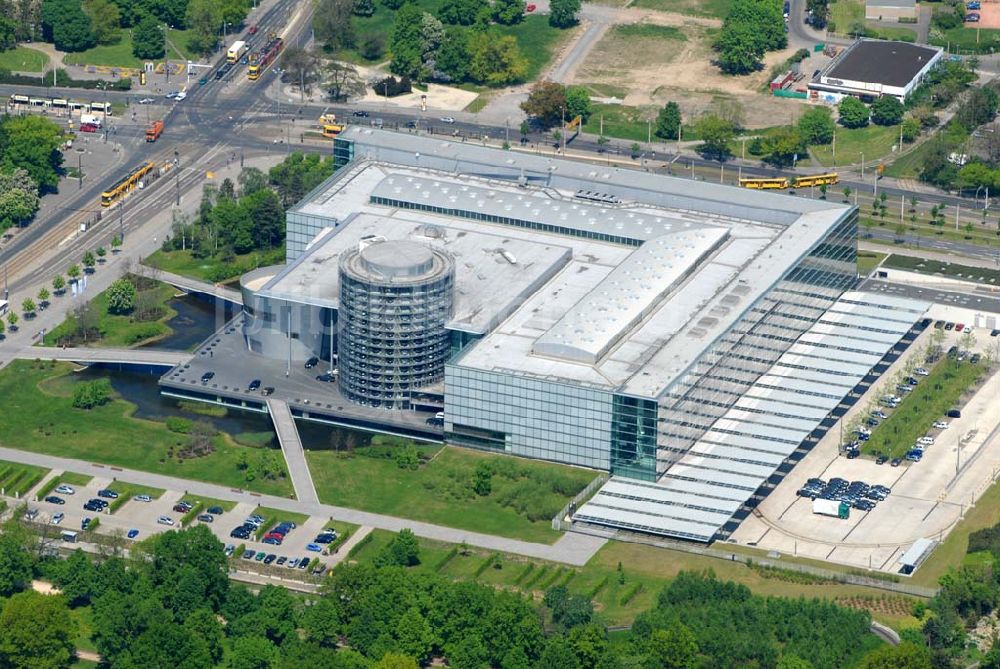 Dresden aus der Vogelperspektive: Die Gläserne Manufaktur (VW-Werk) am Großen Garten in Dresden