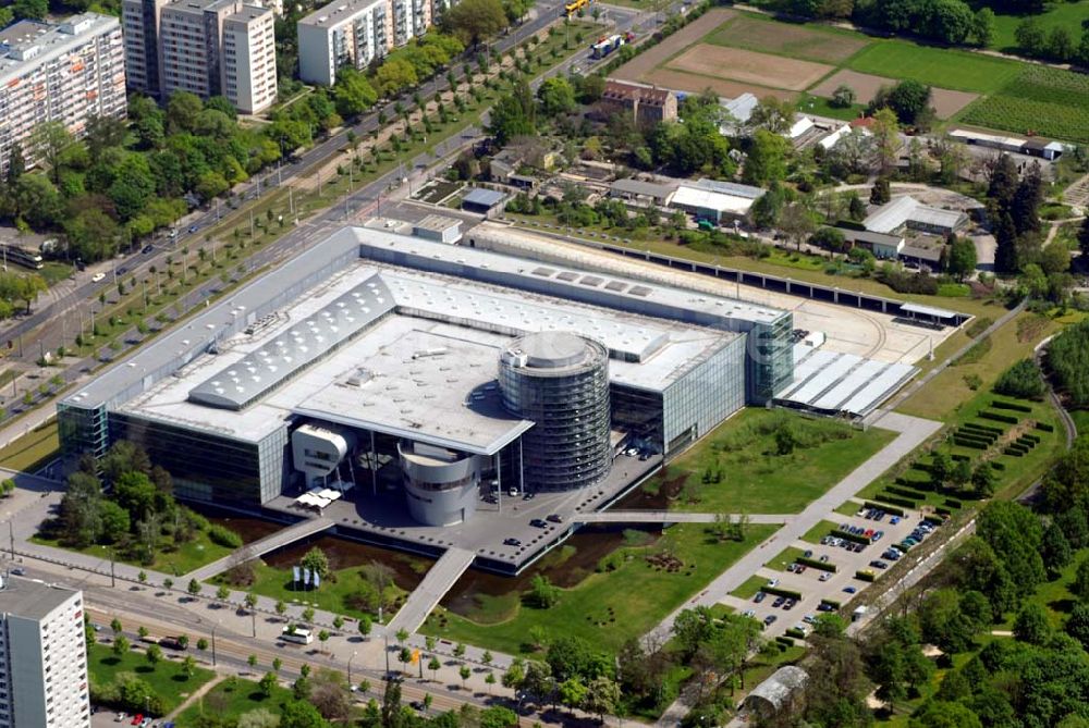 Luftbild Dresden - Die Gläserne Manufaktur (VW-Werk) am Großen Garten in Dresden