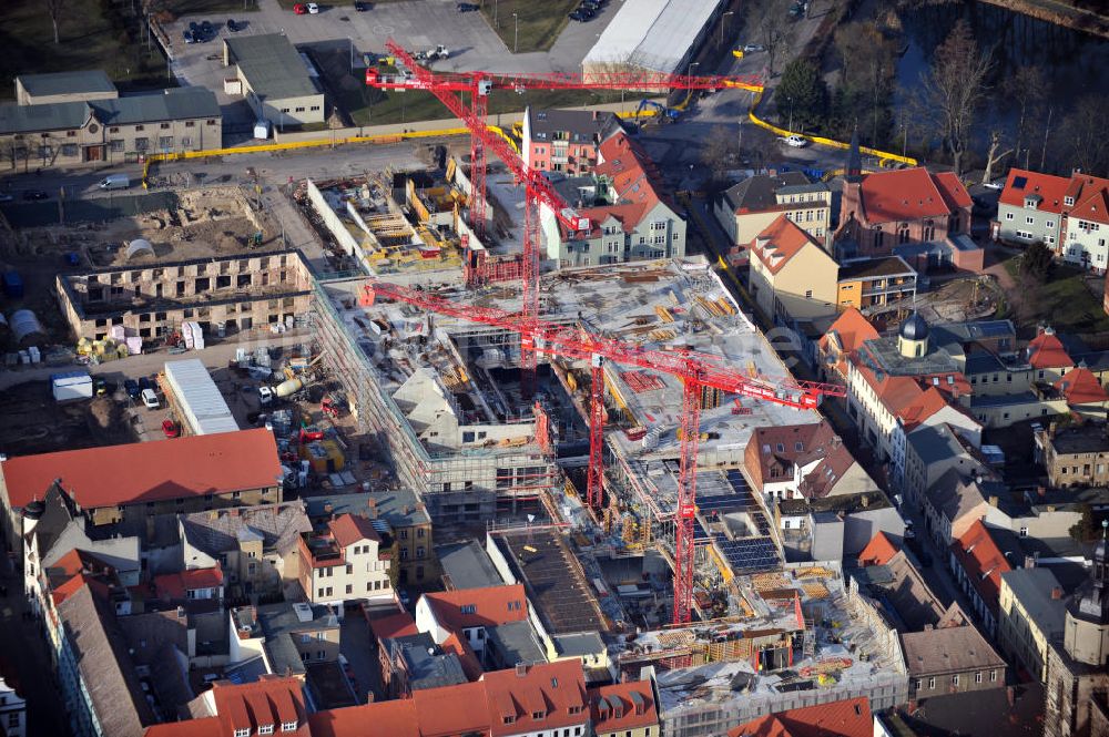 Luftbild Wittenberg - Die Großbaustelle des Einkaufszentrums Arsenal in der Innensatdt von Wittenberg in Sachsen-Anhalt