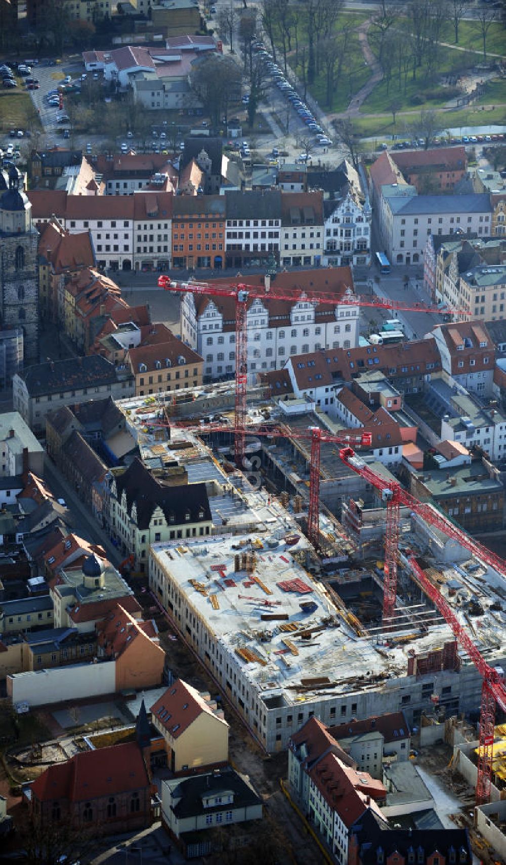 Wittenberg aus der Vogelperspektive: Die Großbaustelle des Einkaufszentrums Arsenal in der Innensatdt von Wittenberg in Sachsen-Anhalt