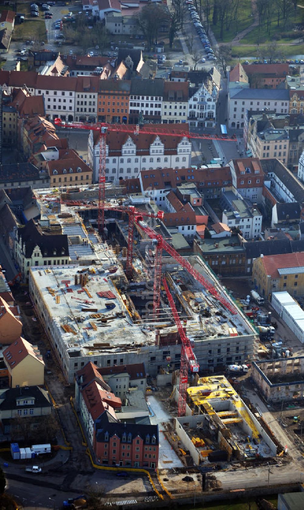 Luftbild Wittenberg - Die Großbaustelle des Einkaufszentrums Arsenal in der Innensatdt von Wittenberg in Sachsen-Anhalt