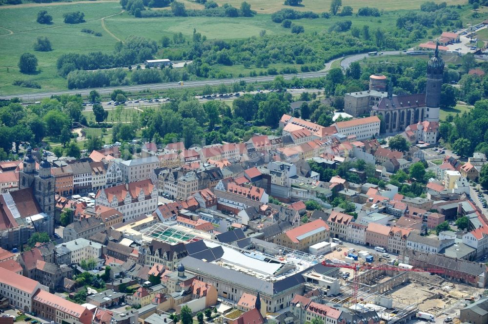 Wittenberg aus der Vogelperspektive: Die Großbaustelle des Einkaufszentrums Arsenal in der Innensatdt von Wittenberg in Sachsen-Anhalt