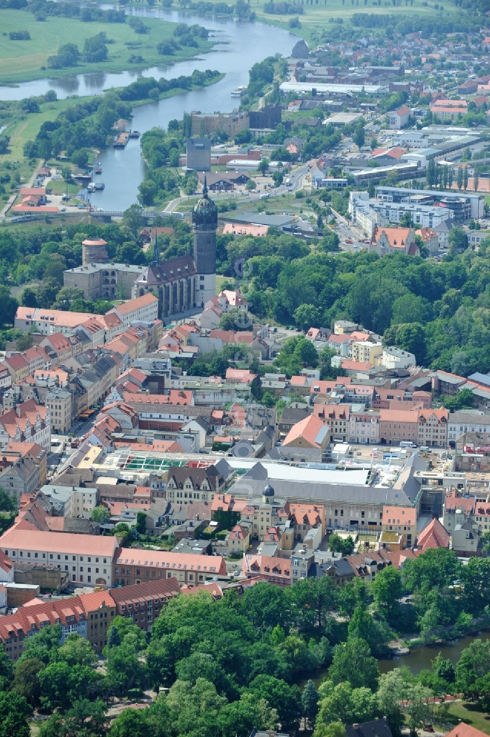 Wittenberg aus der Vogelperspektive: Die Großbaustelle des Einkaufszentrums Arsenal in der Innensatdt von Wittenberg in Sachsen-Anhalt