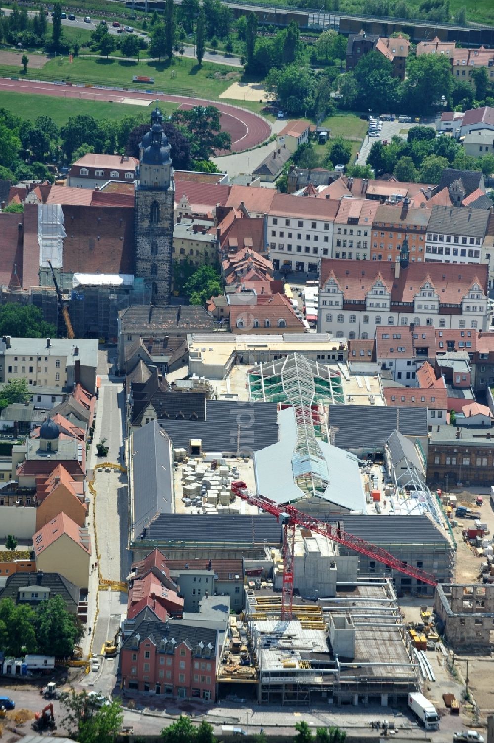 Luftaufnahme Wittenberg - Die Großbaustelle des Einkaufszentrums Arsenal in der Innensatdt von Wittenberg in Sachsen-Anhalt