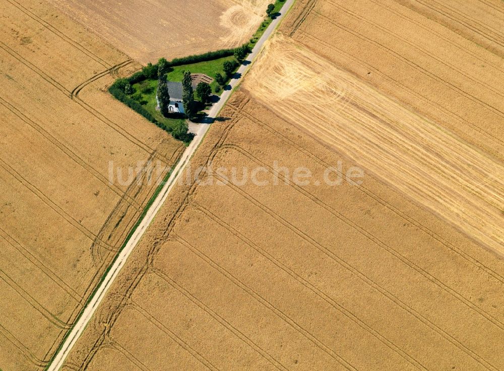 Mertloch von oben - Die Heilige-Kreuz-Kapelle bei Mertloch im Bundesland Rheinland-Pfalz