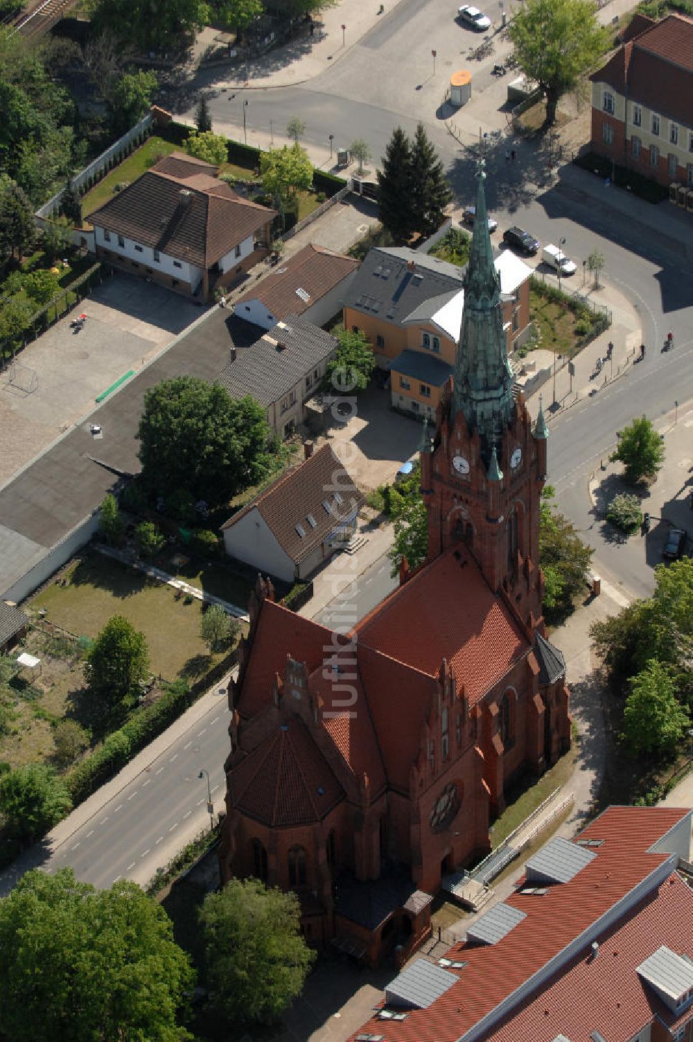 Bernau aus der Vogelperspektive: Die Herz-Jesu-Kirche in Bernau