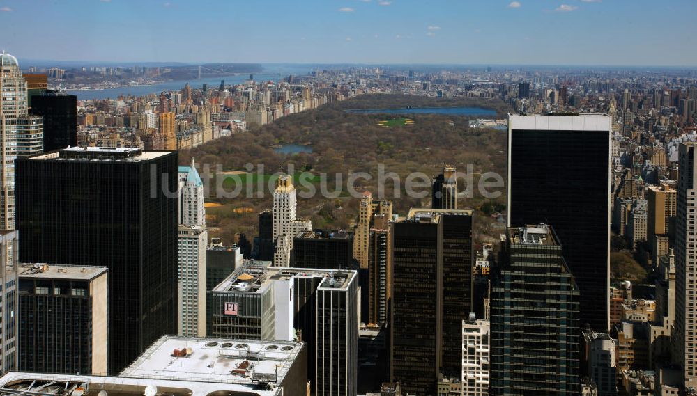 New York aus der Vogelperspektive: Die Hochhäuser des Midtown Centre Viertels des Stadtteils Manhattan vor dem Central Park in New York