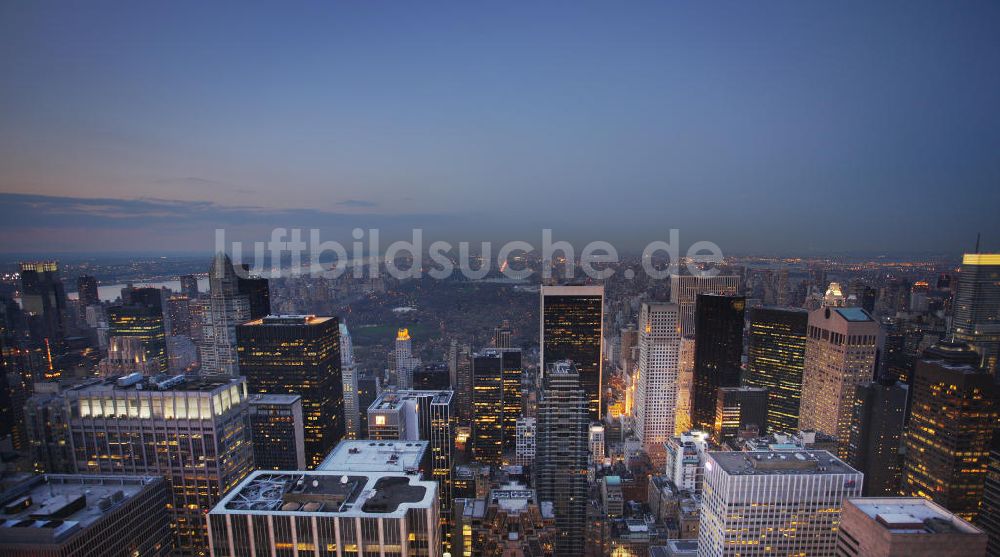 New York aus der Vogelperspektive: Die Hochhäuser des Midtown Centre Viertels des Stadtteils Manhattan vor dem Central Park in New York am Abend