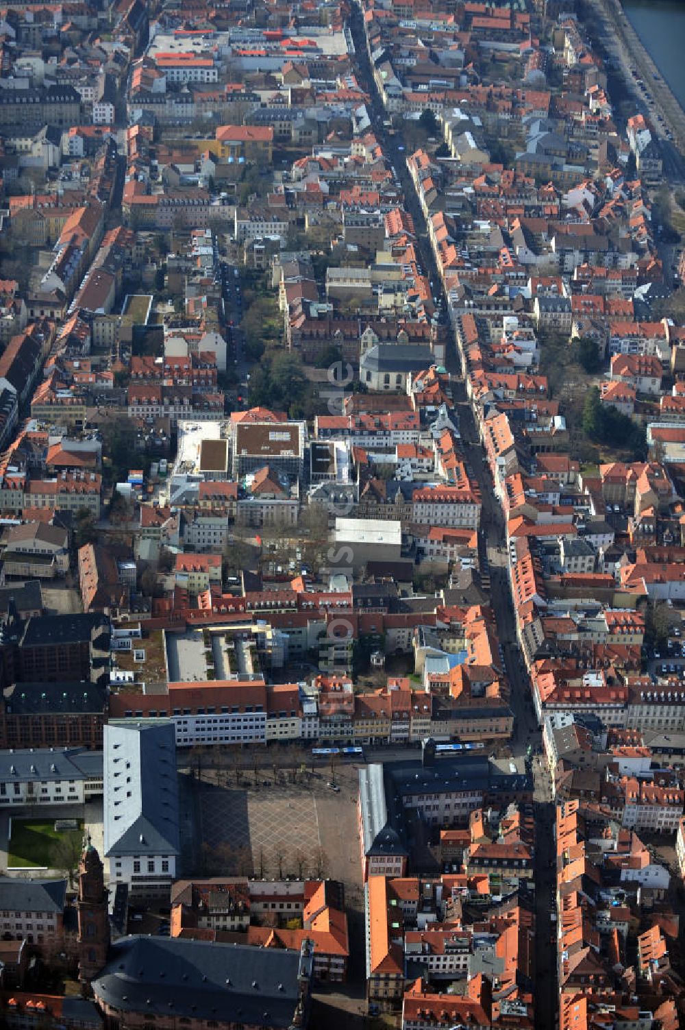 Luftaufnahme Heidelberg - Die Innenstadt von Heidelberg entlang der Hauptstraße