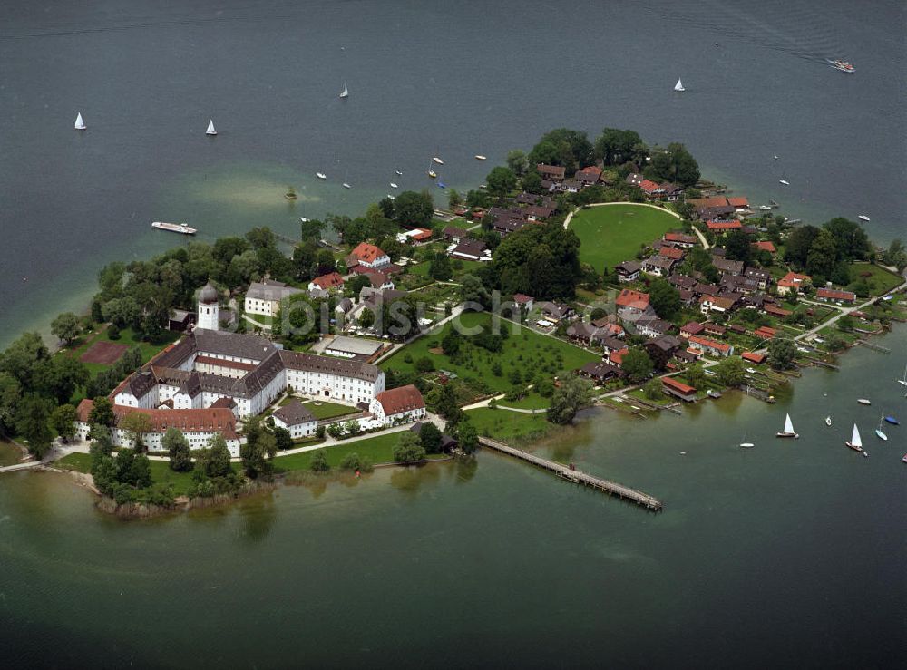 Chiemsee aus der Vogelperspektive: Die Insel Frauenchiemsee in Bayern