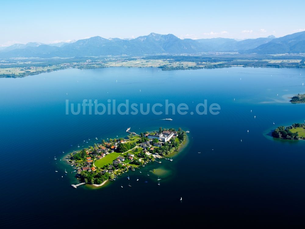 Luftaufnahme Chiemsee - Die Insel Frauenchiemsee im Chiemsee im Bundesland Bayern