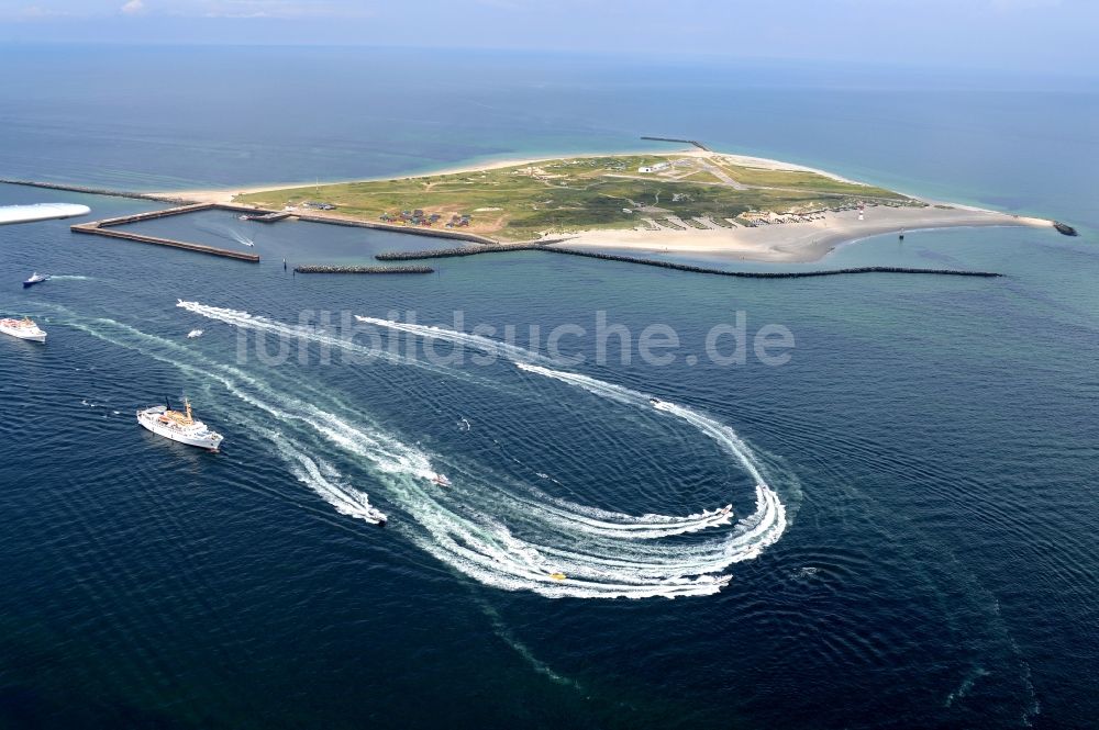 Helgoland von oben - Die Insel Helgoland-Düne in der Nordsee mit dem Hafengelände im Bundesland Schleswig-Holstein