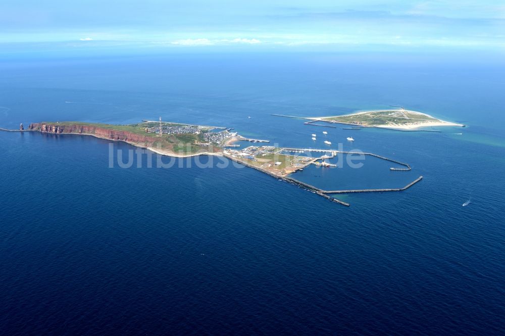 Helgoland aus der Vogelperspektive: Die Insel Helgoland in der Nordsee mit dem Hafengelände auf Helgoland im Bundesland Schleswig-Holstein