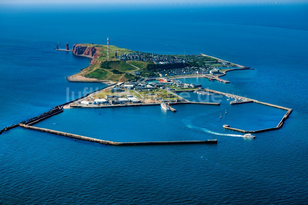 Luftaufnahme Helgoland - Die Insel Helgoland in der Nordsee mit dem Hafengelände,mit dem Katamaran Adler Cat auf dem Weg nach Sylt, auf Helgoland im Bundesland Schleswig-Holstein