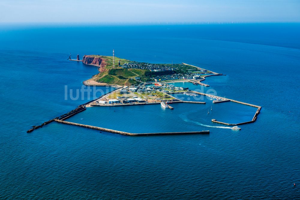 Helgoland von oben - Die Insel Helgoland in der Nordsee mit dem Hafengelände,mit dem Katamaran Adler Cat auf dem Weg nach Sylt, auf Helgoland im Bundesland Schleswig-Holstein