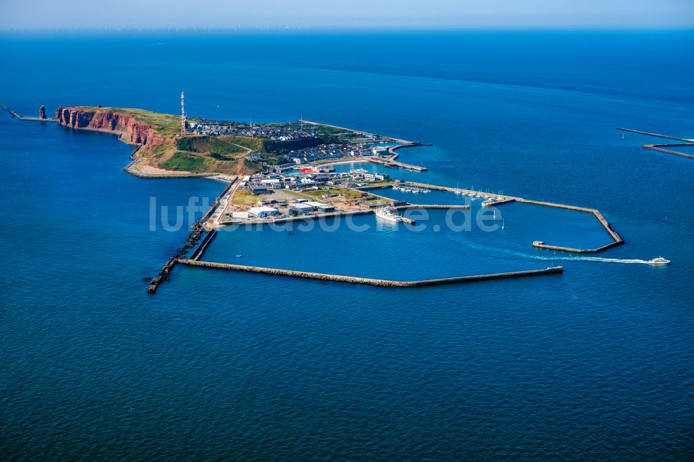 Helgoland aus der Vogelperspektive: Die Insel Helgoland in der Nordsee mit dem Hafengelände,mit dem Katamaran Adler Cat auf dem Weg nach Sylt, auf Helgoland im Bundesland Schleswig-Holstein