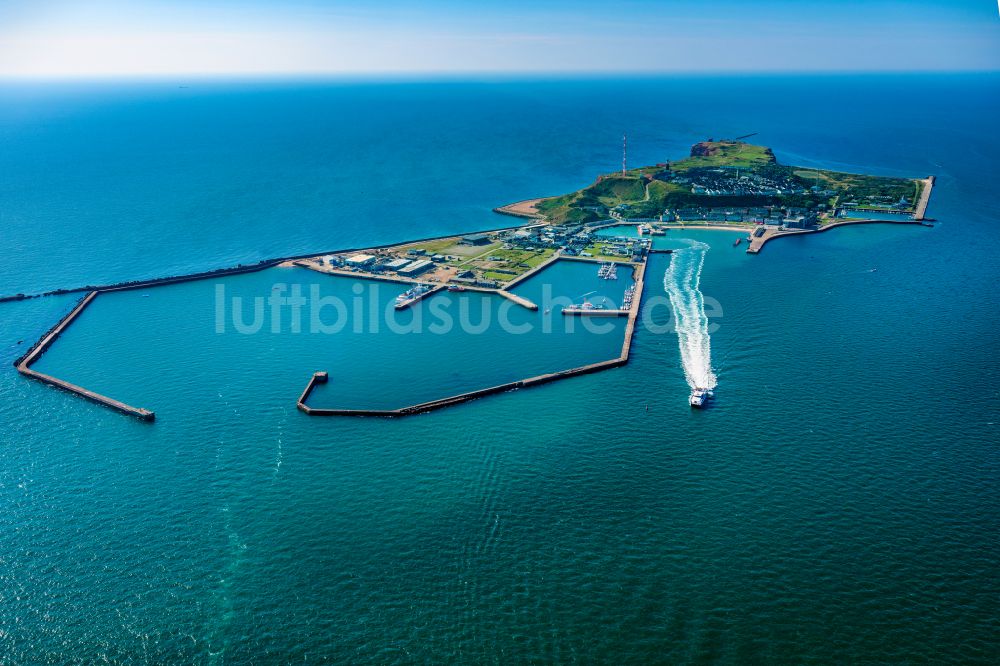 Luftaufnahme Helgoland - Die Insel Helgoland in der Nordsee mit dem Hafengelände,mit dem Katamaran Adler Jet auf dem Weg nach Sylt, auf Helgoland im Bundesland Schleswig-Holstein