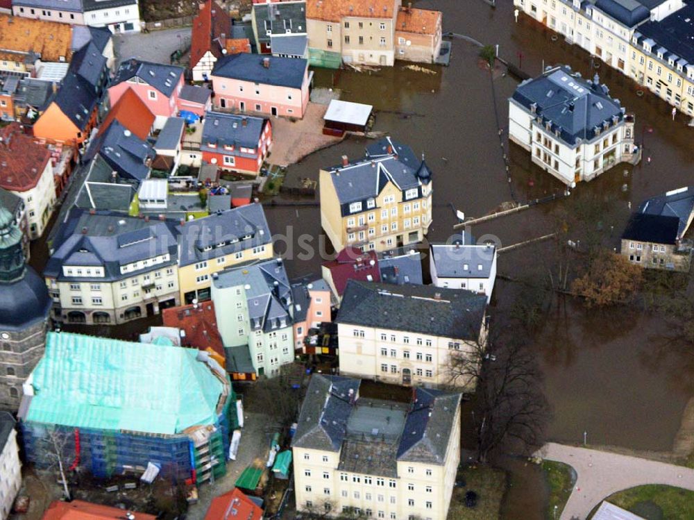 Luftaufnahme Bad Schandau - Die Johanneskirche am Marktplatz von Bad Schandau im Hochwasser