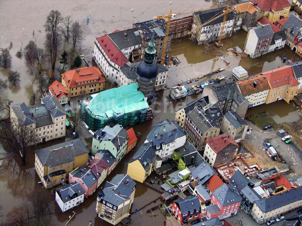 Bad Schandau von oben - Die Johanneskirche am Marktplatz von Bad Schandau im Hochwasser