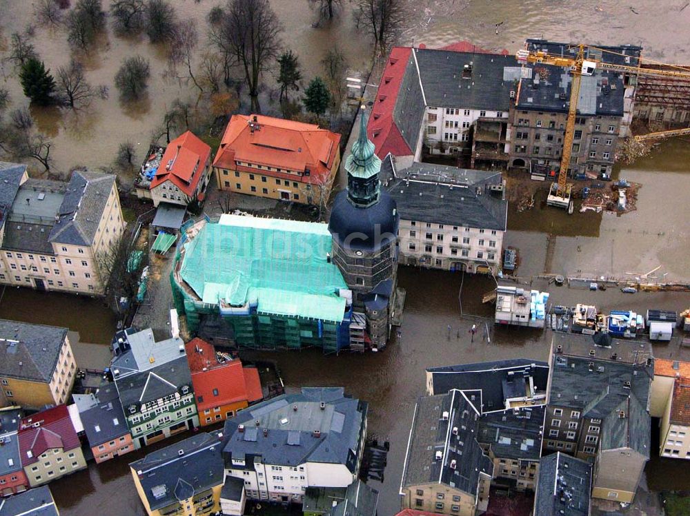 Bad Schandau aus der Vogelperspektive: Die Johanneskirche am Marktplatz von Bad Schandau im Hochwasser