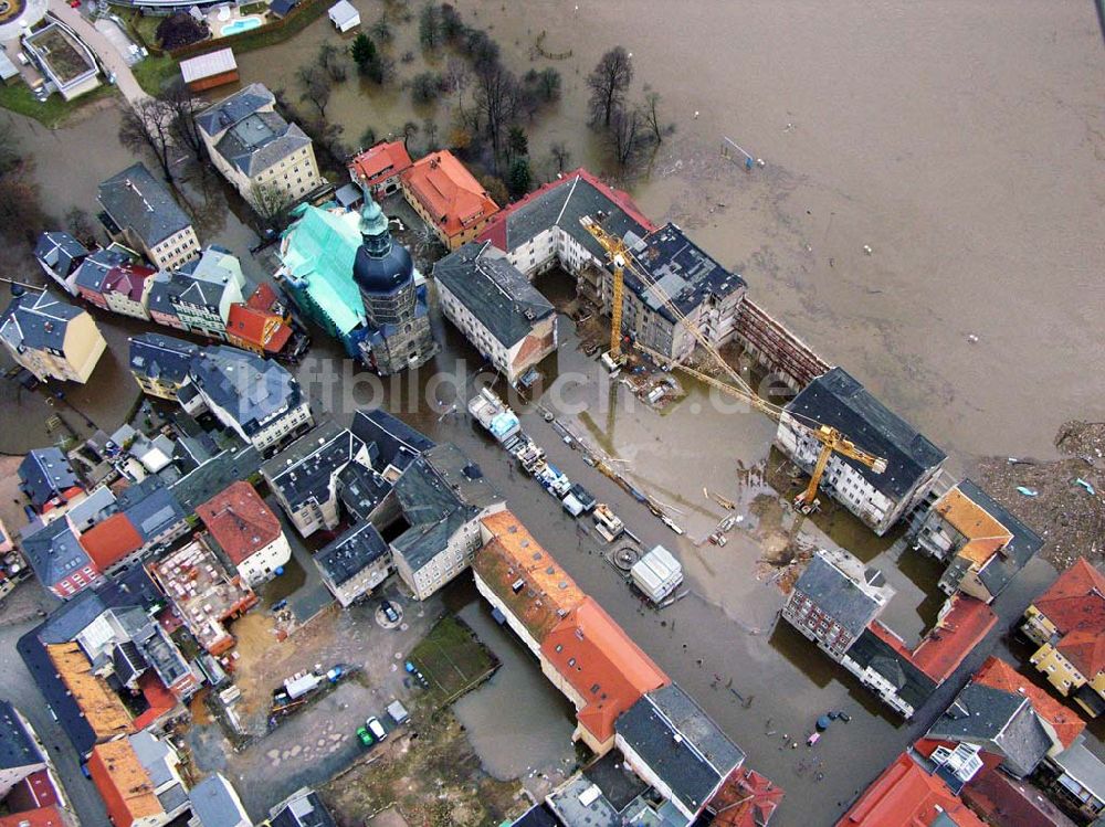 Luftbild Bad Schandau - Die Johanneskirche am Marktplatz von Bad Schandau im Hochwasser