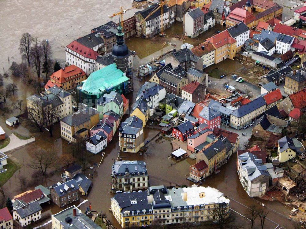 Luftaufnahme Bad Schandau - Die Johanneskirche am Marktplatz von Bad Schandau im Hochwasser